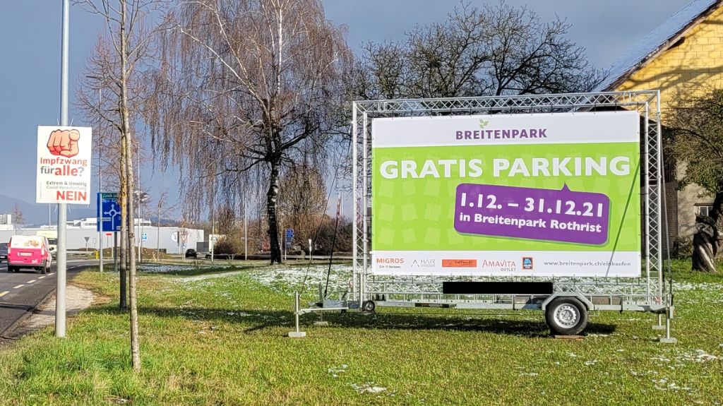 Grossplakatwerbung auf Anhänger für den Breitenpark
