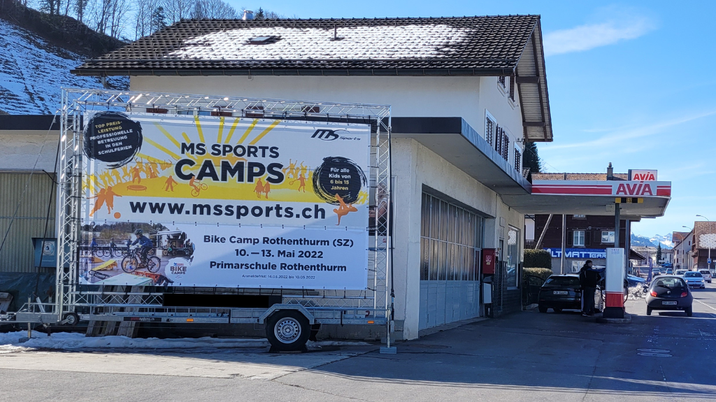 Mobile Plakatanhängerwerbung für Sport-Event