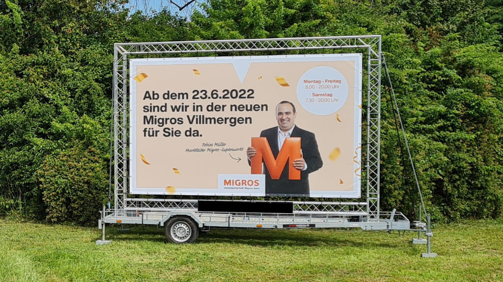 Bewerbung Neueröffnung Migros Villmergen mit einem Werbeanhänger