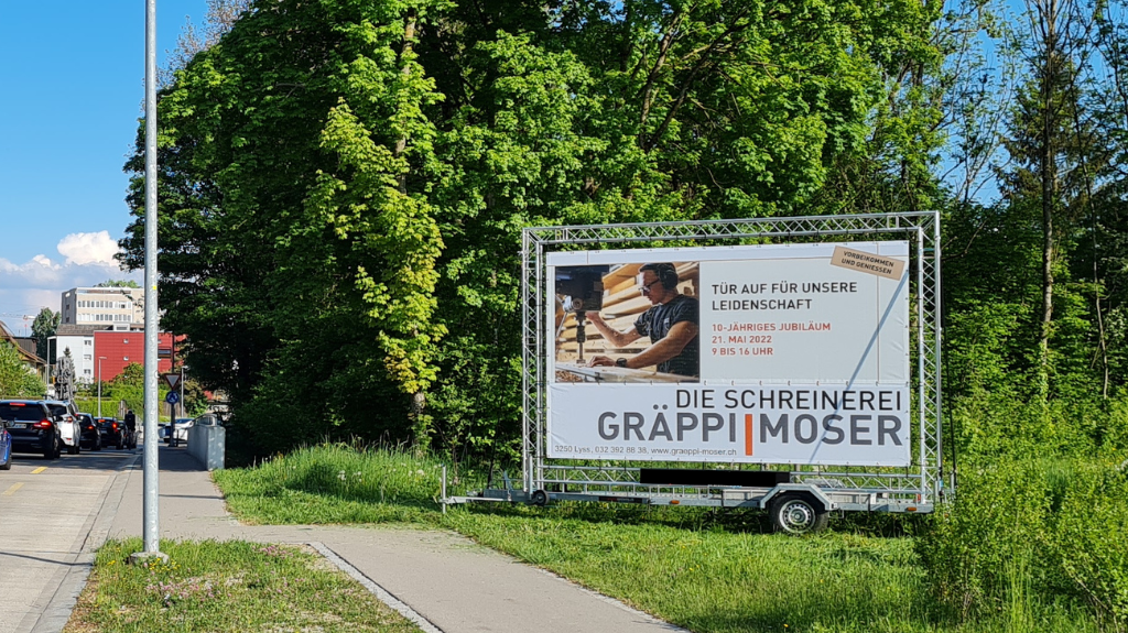 Mobile Werbung auf Plakatanhänger der Schreinerei Gräppi Moser